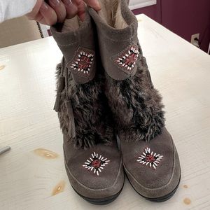 Minnetonka Moccasin fur lined winter boots. Size 8.